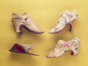 Paar geborduurde schoenen, c.1714